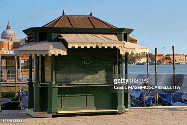 newsstand kiosk closed in venice after the lockdown for covid 19 - news stand stock pictures, royalty-free photos & images
