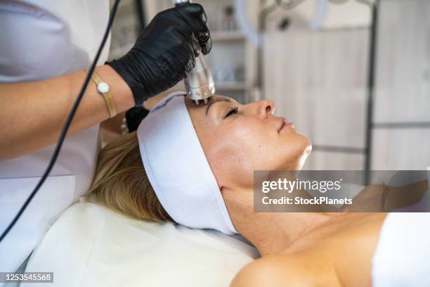 rf lifting procedure in a beauty salon - radio hardware audio stock pictures, royalty-free photos & images