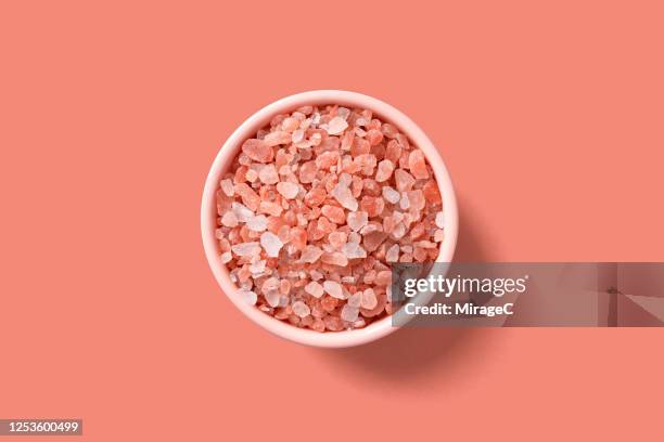 a bowl of himalayan salt grains - himalayazout stockfoto's en -beelden