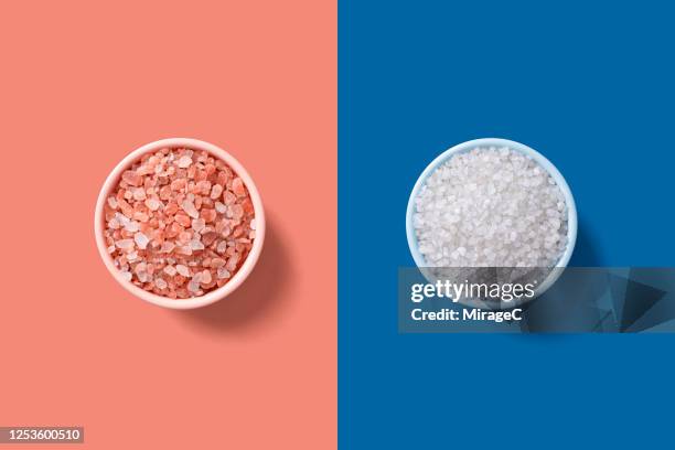 himalayan salt and sea salt comparison - salt stockfoto's en -beelden