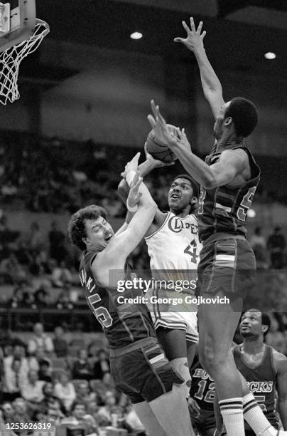 Forward Al Wood of the San Diego Clippers shoots as center Paul Mokeski and forward Alston Lister of the Milwaukee Bucks defend during a National...