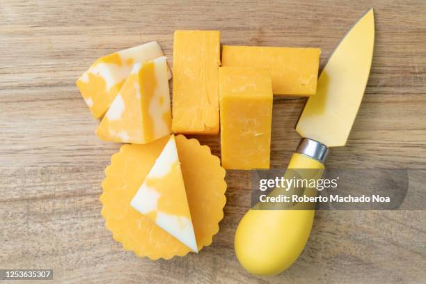 marble and cheddar cheese over wooden background - cheddar kaas stockfoto's en -beelden