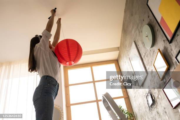 ik kan het zelf doen. - ceiling lamp stockfoto's en -beelden