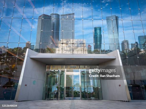 tel-aviv skyline reflected - eingang hochhaus stock-fotos und bilder