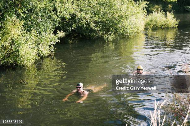 open water river swimming - fluss lea stock-fotos und bilder