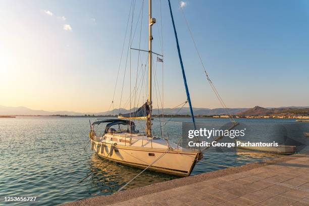 sailboat at the marina - gulf photos et images de collection