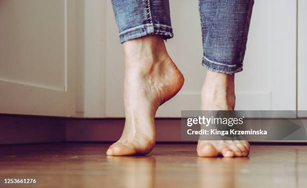 feet - woman standing exercise stockfoto's en -beelden