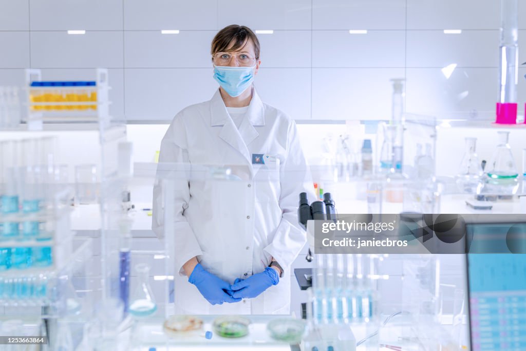 Femal científica satisfecha con su trabajo. Laboratorio de Investigación Futurista