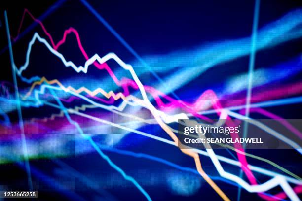 graph lines on screen - descente stock pictures, royalty-free photos & images