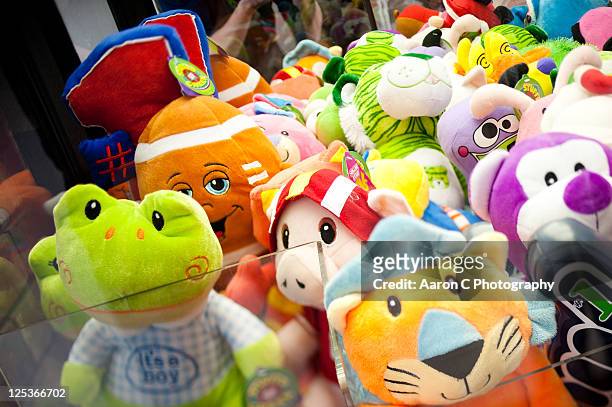 stsuffed animals in claw crane machine - claw machine stock pictures, royalty-free photos & images