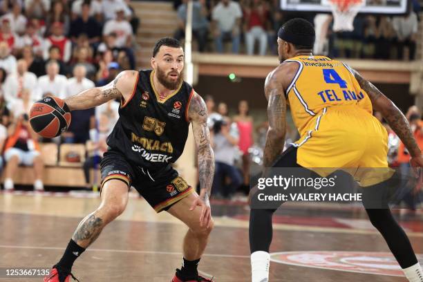 Monaco's US point guard Mike James fights for the ball with Maccabi's Spanish point guard Lorenzo Brown during the Euroleague quarter final...