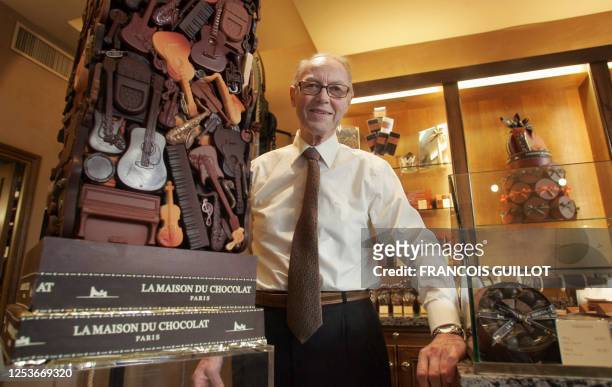 Artisan chocolatier Robert Linxe pose le 29 novembre 2006 dans les locaux de son atelier à Nanterre. Certains l'ont surnommé "le sorcier de la...