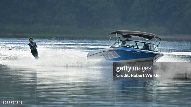 de skiër en de speedboot van het water - silver boot stockfoto's en -beelden