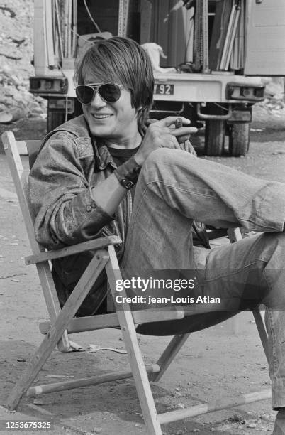 French singer and actor Jacques Dutronc on the set of the movie "Sale Reveur" , directed by Jean-Marie Perier.