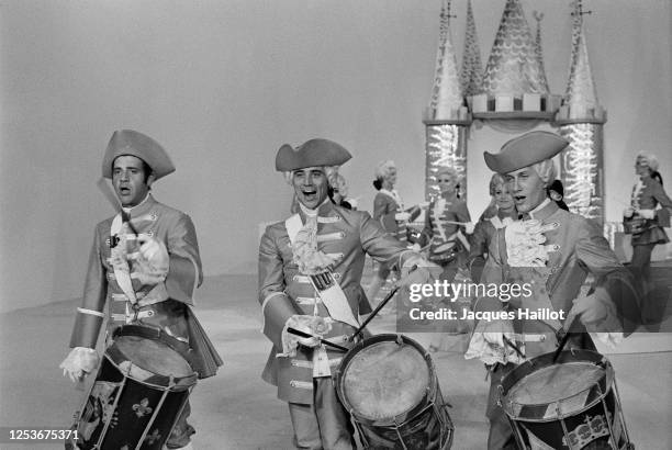 Jean Yanne , Sacha Distel et Jacques Dutronc en tambours Louis XV.