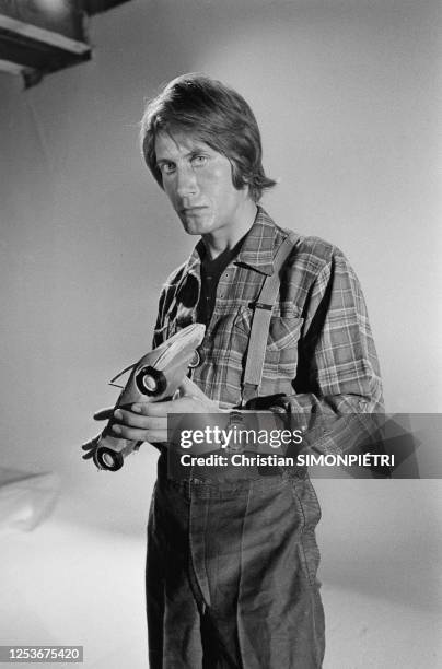 French singer Jacques Dutronc appears in the television program "Dim, Dam, Dom."