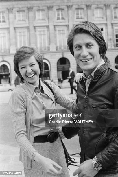 Jacques Dutronc et Axelle Abbadie sur le tournage du film "Ok Patron", place Vendôme à Paris sous la direction de Claude Vital.