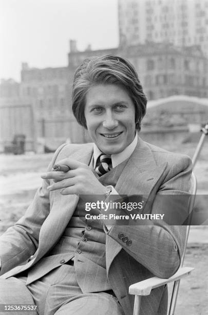 Jacques Dutronc sur le tournage du film "Ok Patron", place Vendôme à Paris sous la direction de Claude Vital.