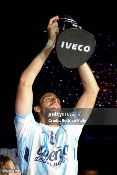 Diego Milito of Racing Club lifts the trophy of Torneo Transicion 2014 after a match between Racing Club and Godoy Cruz as part of Torneo Transicion...