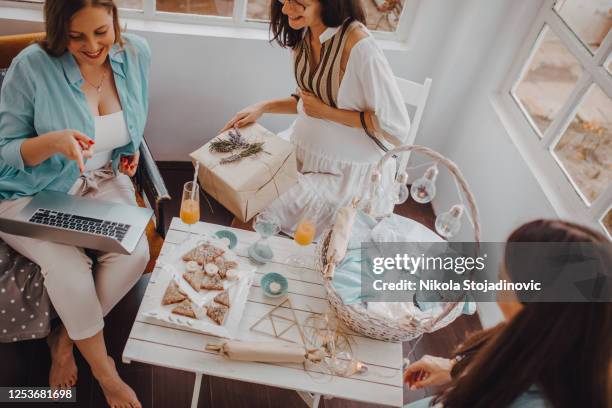 mujer embarazada con sus amigas - baby shower fotografías e imágenes de stock