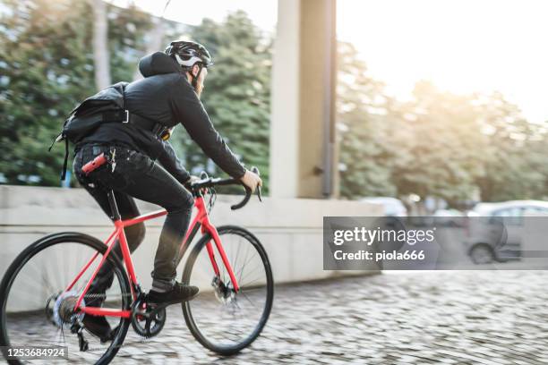 自転車メッセンジャー:市内の道路自転車と通勤 - ロードバイク ストックフォトと画像