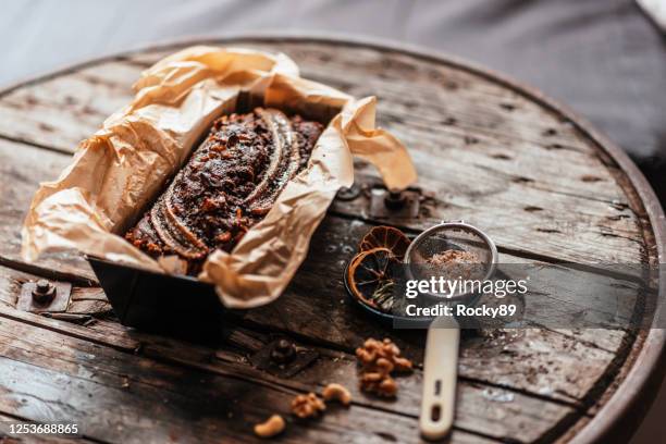 bananenbrot vom feinsten - banana loaf stock-fotos und bilder