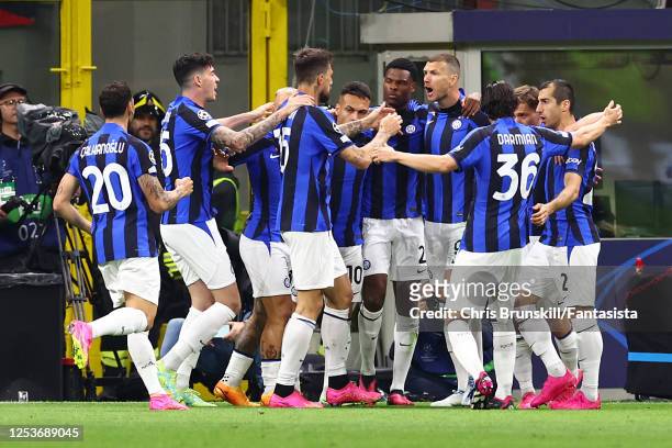 Edin Dzeko of FC Internazionale celebrates scoring a goal to make the score 0-1 with his team-mates during the UEFA Champions League semi-final first...