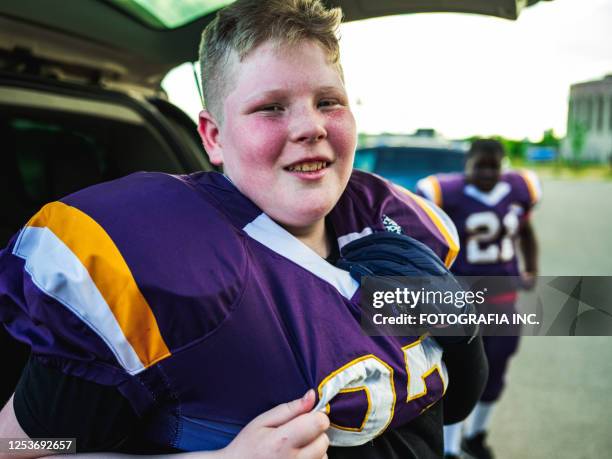 junior football speler klaar - chubby teenager stockfoto's en -beelden