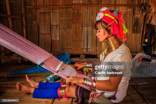 joven mujer de cuello largo karen tribu tejiendo en un telar tradicional - producto artesanal fotografías e imágenes de stock