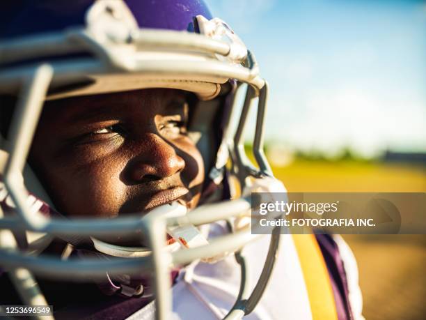 junior football spieler während des spiels - mundschutz stock-fotos und bilder