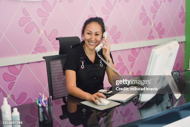 38 Pet Groomer Using Computer Stock Photos, High-Res Pictures, and ...