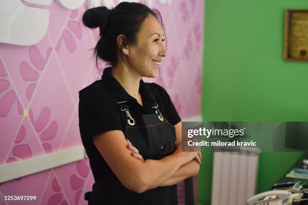 Pet Groomer Using Computer Photos and Premium High Res Pictures - Getty ...