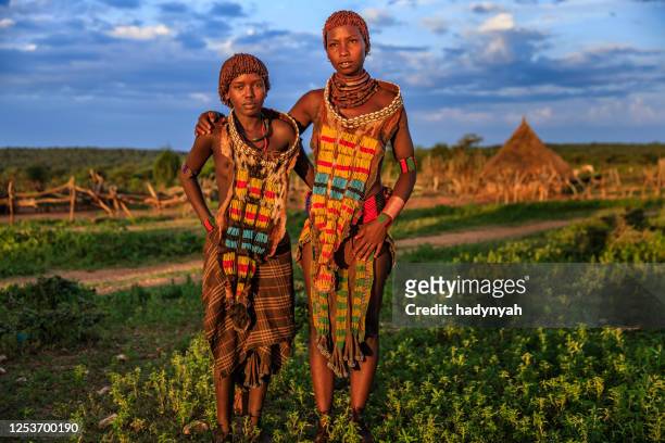 young women from hamer, omo valley, ethiopia, africa - hamar stock pictures, royalty-free photos & images