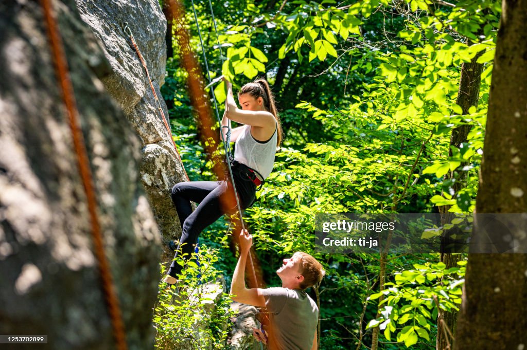 Atleta atleta escalando en la montaña de roca