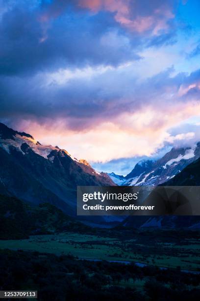 sunrise at mount cook of the southern alps in new zealand - mount cook stock pictures, royalty-free photos & images