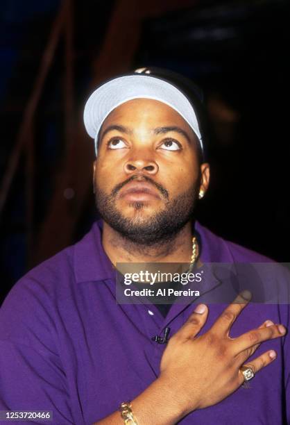 Ice Cube Rapper Hand Sign 3,668 Rapper Yo Yo Stock Photos, High-Res Pictures, and Images - Getty ...
