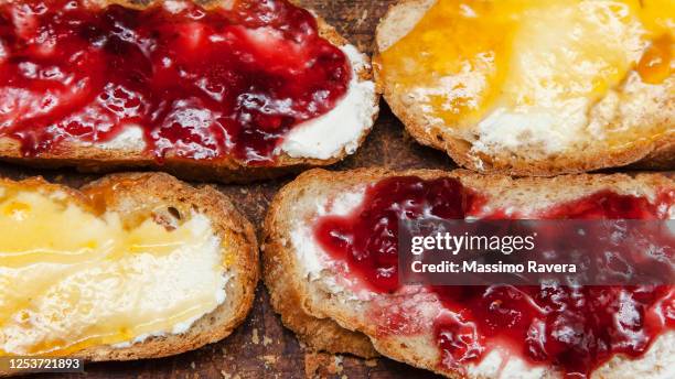 bread and jam - marmalade foto e immagini stock