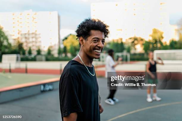 smiling young black man - vie réelle photos et images de collection