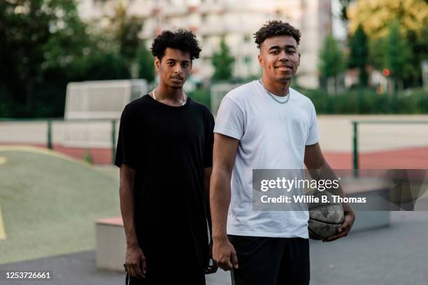 portrait of young black men - young man holding basketball stockfoto's en -beelden
