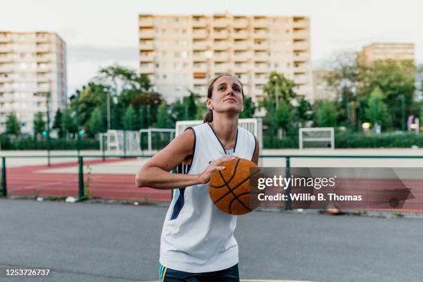 shooting baskets - womens basketball stock-fotos und bilder