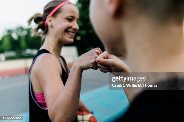 fist bump greeting - deporte equipo fotografías e imágenes de stock