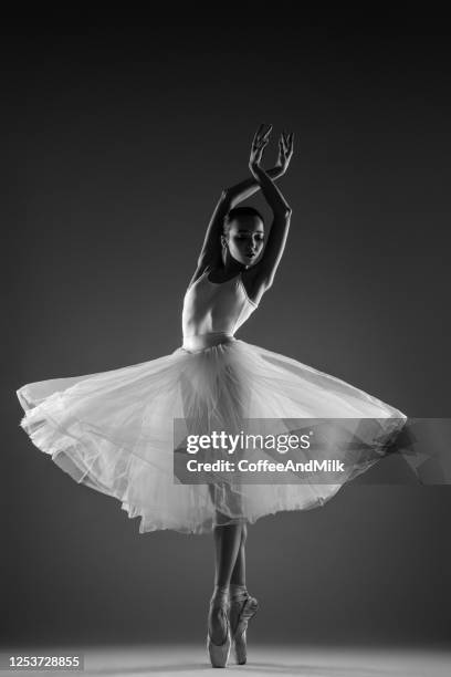 hermosa bailarina de ballet - leg show fotografías e imágenes de stock