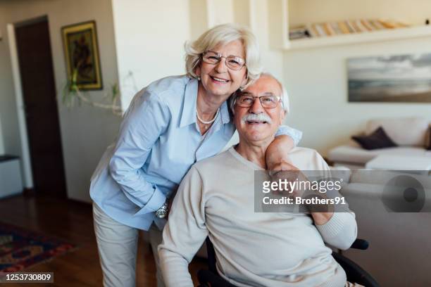 お互いの世話をしている先輩カップルの肖像 - nursing home smiling ストックフォトと画像