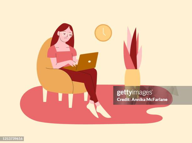 ilustrações, clipart, desenhos animados e ícones de jovem mulher freelancer trabalhando de casa no computador portátil - só adultos