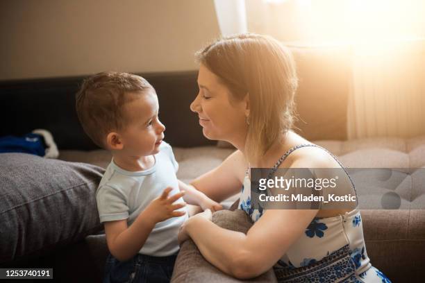 madre e hijo, niño más pequeño, mirándose con amor y felicidad - toodler fotografías e imágenes de stock