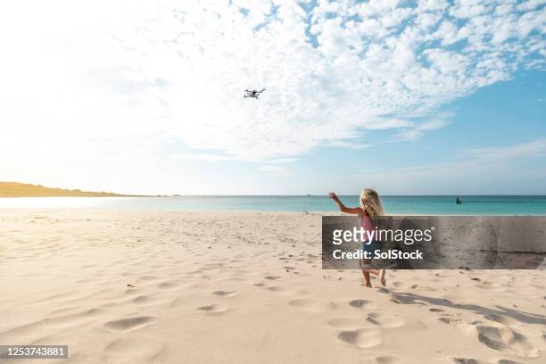 persiguiendo a un dron - drone kid fotografías e imágenes de stock