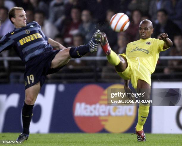 Villarreal's Brazilian Marcos Senna fights for the ball with Inter Milans' Argentinian Esteban Cambiasso during their Champions league quarter-final...