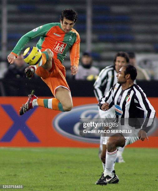 Juventus' midfielder Emerson fights for the ball with Werder Bremen's forward Johan Micoud during their Champions League football match at Delle Alpi...