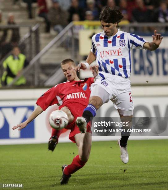 Georgios Samaras of Heerenveen shots to score in front of FC Banik Ostrava's Pavel Beswta during their Uefa Cup soccer match in Heerenveen, 29...