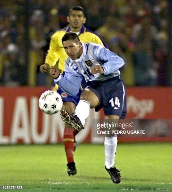 Argentine player Diego Simeone kicks the ball during the elimination match between Colombia and Argentina in Bogota 29 June, 2000. El jugador...